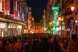 The crowded calle Preciados, by night.